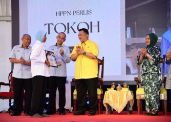 TUANKU Syed Faizuddin Putra Jamalullail dan Mohd. Shukri Ramli pada majlis perasmian Hari Peladang, Penternak dan Nelayan (HPPN) peringkat negeri Perlis di pekarangan Kompleks Sukan Tuanku Syed Putra, Kangar, Perlis hari ini.-UTUSAN/IZLIZAN OTHMAN