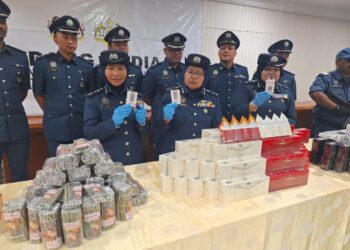 NORLELA (tengah) menunjukkan curut dan rokok seludup yang dirampas pihaknya di Pejabat Kastam Pelabuhan Utara, Klang hari ini.-FOTO/ ISKANDAR SHAH MOHAMED