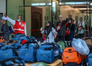 Antara jemaah yang akan menaiki penerbangan dari Alor Setar ke KLIA sebelum meneruskan penerbangan ke Jeddah untuk menunaikan ibadah haji.