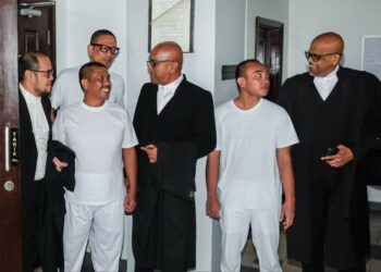 Tiga tertuduh bersama peguam masing-masing selepas Mahkamah Tinggi, Ayer Keroh, Melaka melepaskan dan membebaskan mereka atas pertuduhan memiliki dan mengedar dadah. UTUSAN/SYAFEEQ AHMAD