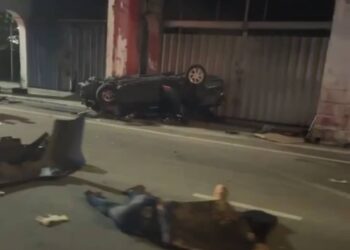 KEADAAN kereta mangsa yang terbalik dalam kemalangan itu dekat Jalan Meru di Klang, Selangor.