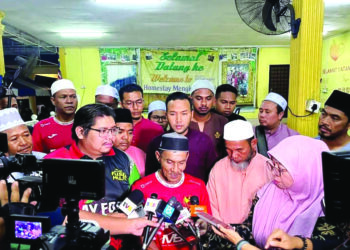 ABDUL Halim Saad (ketika) ketika ditemui pemberita semasa menghadiri Majlis Bacaan Yasin dan Doa Selamat untuk Faisal Halim anjuran Kelab Bola Sepak DNA Faisal Halim di Dewan Homestay Mengkuang Titi, Bukit Mertajam, Pulau Pinang