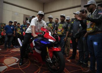 MOHD. Salleh Saidin melakukan gimik perasmian dengan menunggang motosikal berkuasa besar pada majlis pelancaran KDIBW 2024 di Alor Setar.