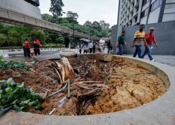 KUALA LUMPUR 8 Mei 2024 - Kerja-kerja pembersihan sedang dijalankan susulan kejadian pokok tumbang di Jalan Sultan Ismail semalam, di sini hari ini. Foto: SHIDDIEQIIN ZON