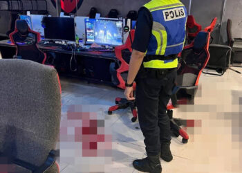 KEADAAN kedai permainan komputer di Buntong selepas insiden pergaduhan melibatkan sekumpulan lelaki kelmarin. - UTUSAN