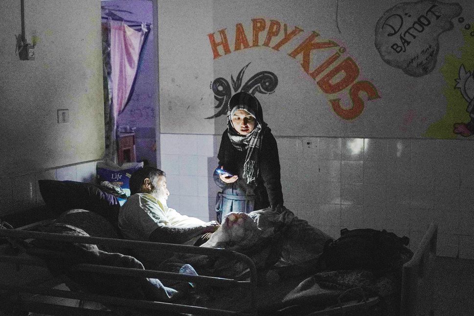 Doktor, pesakit bergelap akibat elektrik putus di Hospital Al-Aqsa