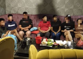 SEBAHAGIAN pelanggan dan GRO yang ditahan dalam serbuan di sebuah pusat karaoke di Kuala Rompin, Pahang, kelmarin.