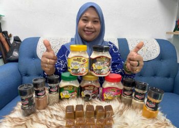 Noraziani Pisol menunjukkan produk halia Musyrif yang diusahakannya dengan bantuan Amanah Ikhtiar Malaysia.