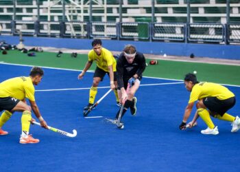 PEMAIN negara cuba menyekat kemaraan pemain New Zealand dalam perlawanan persahabatan di Stadium Azlan Shah di Ipoh, kelmarin. - UTUSAN/MUHAMAD NAZREEN SYAH MUSTHAFA
