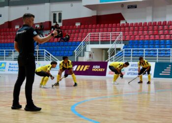 SKUAD hoki dalam dewan lelaki negara  bersedia untuk mengambil pukulan sudut menentang Oman dalam saingan Piala Asia Hoki Dalam Dewan 2024 di Taldykorgan, Kazakshtan, hari ini. - IHSAN KONFEDERASI HOKI MALAYSIA