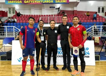 Najmi Farizal Jazlan  bersama kapten pasukanIndonesia sebelum saingan terakhir Kumpulan B, Hoki Piala Asia Dalam Dewan 2024 di Taldykorgan, Kazakhstan.