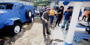 RAZARUDIN Husain melihat senjata yang digunakan oleh suspek untuk menembak anggota polis dalam kejadian yang mengorbankan dua anggota polis di Balai Polis Ulu Tiram Johor Bahru. - UTUSAN/RAJA JAAFAR ALI