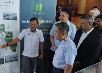 JALALUDDIN Alias (dua dari kiri) melawat pameran yang diadakan sempena Seminar Memacu Malaysia Vision Valley (MVV) Ke Arah Bandar Pintar dan Rendah Karbon di Seremban hari ini. (UTUSAN/NAZARUDIN)