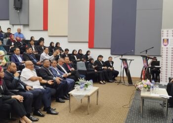 JALALUDDIN Alias (kanan) bercakap dalam program Bicara Tokoh Siri 13.0 Keterlibatan Belia Dalam Politik Negara: Memperkasakan Kepimpinan Pewaris Bangsa di Universiti Teknologi Mara (UiTM) Kampus Seremban di Seremban hari ini.-UTUSAN/NAZARUDIN SHAHARI.