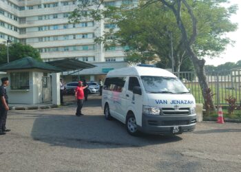 VAN jenazah yang membawa dua anggota polis maut dalam serangan di Balai Polis Ulu Tiram, Johor Bahru awal pagi semalam meninggalkan pekarangan Jabatan Perubatan Forensik  Hospital Sultan Ismail (HSI), Johor Bahru.
