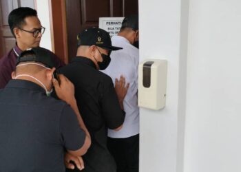 TIGA pegawai dan seorang penolong penguasa Jabatan Kastam DiRaja Malaysia (JKDM)  dibawa ke Mahkamah Majistret Batu Pahat atas dakwaan penyalahgunaan dadah, hari ini.