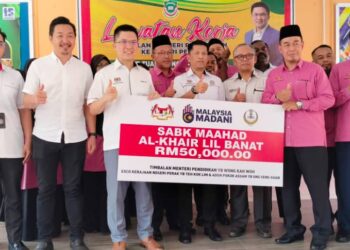 WONG Kah Woh (empat dari kiri) menyerahkan peruntukan kepada SABK Maahad Al Khair Lil Banat di Taiping hari ini. - UTUSAN/WAT KAMAL ABAS