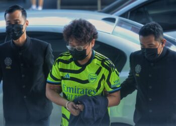 MOHAMMAD Zyed Ibrahim (tengah) dibawa ke Mahkamah Sesyen Seremban hari ini bagi didakwa atas 43 pertuduhan menerima rasuah keseluruhan berjumlah RM69,350  pada 2017 hingga 2022.-UTUSAN/ MOHD. SHAHJEHAN MAAMIN.