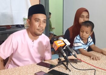 HANAFI Qasim Ahmad (kiri) bersama adik iparnya, Noor Ezuany Jamaluddin ketika sidang akhbar di rumah mereka di Kulim Techno City, Kulim.