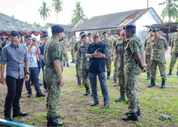 MOHAMED KHALED Nordin (tengah) mendengar taklimat mengenai status penyelenggaraan Rumah Keluarga Angkatan Tentera (RKAT) dalam lawatan kerja ke Kem Terendak di Sungai Udang, Melaka, semalam.