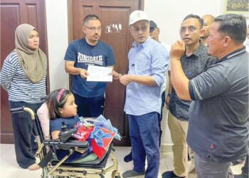 MOHAMAD Abdul Hamid (tengah) menyerahkan bantuan kepada keluarga Khayla di Bukit Mertajam, Pulau Pinang.