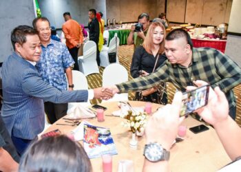 MASIUNG Banah beramah mesra dengan pengamal media yang hadir pada Majlis Mesra Aidilfitri di Kota Kinabalu, hari ini.