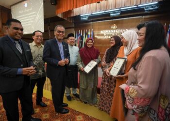 DZULKEFLY Ahmad berbual bersama penerima anugerah perkhidmatan cemerlang Pihak Berkuasa Peranti Perubatan di KKM Putrajaya. - UTUSAN/FAISOL MUSTAFA