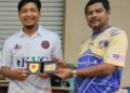 NORHAMIZAN HAMIDON (kiri) dari Selangor menerima plak pemain terbaik daripada Timbalan Presiden Kriket Perlis, Azmi Jaafar di Victoria Oval, Kuala Lumpur semalam.