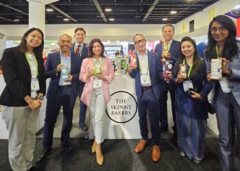 Suriani Ahmad (empat dari kiri) bersama salah satu pempamer dari Malaysia di Pameran Perdagangan
Foodservice Australia 2024 di International Convention Centre (ICC), Sydney.