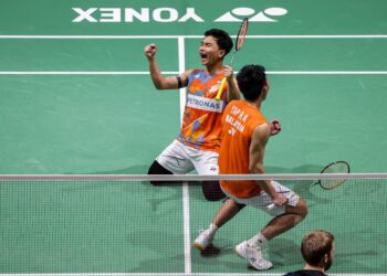 PASANGAN beregu lelaki negara, Arif Junaidi dan Yap Roy King bersorak gembira selepas menewaskan pasangan Denmark, Rasmus Kjaer-Fredirik Sogaard pada aksi suku akhir Kejohanan Badminton Malaysia Masters 2024, di Stadium Axiata Arena, di sini hari ini.-UTUSAN/SHIDDIEQIIN ZON