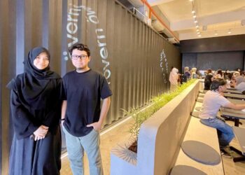pemilik kafe, Fatin Ilani Zaharulail, dan suaminya, Hanif Nazri.