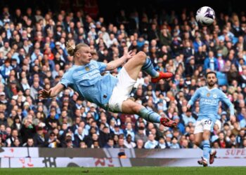 Erling Haaland menyumbat empat gol membantu Manchester City membelasah Wolves 5-1 sekali gus meletakkan tekanan terhadap Arsenal, semalam. - AFP