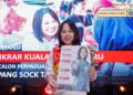 Pang Sock Tao menunjukkan manifesto beliau pada kempen Pilihan Raya Kecil Kuala Kubu Baharu dalam Ceramah Mega Perpaduan, di Bandar Utama Batang Kali, Hulu Selangor, malam semalam.  - UITUSAN/SHIDDIEQIIN ZON