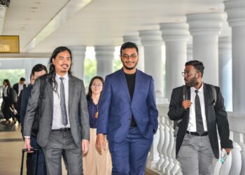 MOHD. Khairianwar Jailani (tengah) hadir di Mahkamah Majistret Kuala Lumpur bagi permohonan untuk merujuk persoalan perlembagaan berkaitan filem Mentega Terbang.