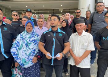 MHO menyerahkan surat permohonan ulasan isu tanah simpanan bersama sembilan penduduknya kepada Jabatan Ketua Pengarah PTG Persekutuan, di Putrajaya.