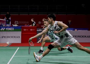 Pasangan beregu lelaki negara, Man Wei Chong-Tee Kai Wun menang ke atas gandingan Taiwan, Chiang Chien Wei-Wy Hsuan Yi pada Kejohanan Badminton Malaysia Masters 2024 di Axiata Arena, hari ini. - UTUSAN/SHIDDIEQIIN ZON