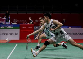 MAN Wei Chong (depan) dan Tee Kai Wun tewas kepada pasangan Indonesia, Sabar Gutama-Moh Reza Isfahani 21-18, 21-15 pada perlawanan suku akhir Terbuka Hong Kong 2024, hari ini. - UTUSAN/SHIDDIEQIIN ZON