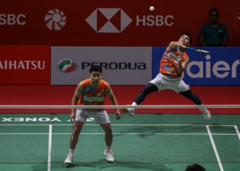 Goh Sze Fei-Nur Izzudin beraksi menentang Low Hang Yee-Ng Eng Cheong pada Kejohanan Badminton Malaysia Masters 2024 di Axiata Arena hari ini. - UTUSAN/ SHIDDIEQIIN ZON