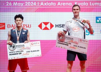 Viktor Axelsen bersama Lee Zii Jia menerima hadiah masing-masing pada Kejohanan Badminton Malaysia Masters 2024 di Axiata Arena, Bukit Jalil. - UTUSAN/SHIDDIEQIIN ZON