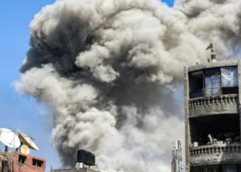 KEPULAN asap meningkat semasa pengeboman Israel di Jabalia di utara Gaza, kelmarin. -AFP