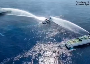 TANGKAP layar gambar oleh Pengawal Pantai Filipina (PCG) menunjukkan kapal PCG BRP Bagacay terkena meriam air dari kapal pengawal pantai China berhampiran beting Scarborough yang dikawal China di perairan yang dipertikaikan Laut China Selatan. -AFP