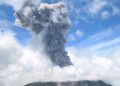 GAMBAR yang diambil dan dikeluarkan oleh Pusat Vulkanologi dan Tebatan Bahaya Geologi (PVMBG) hari ini menunjukkan Gunung Ibu mengeluarkan asap tebal di Kabupaten Halmahera Barat di Provinsi Maluku Utara, Indonesia. -AFP