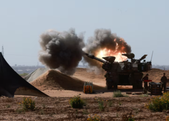 SEBUAH kenderaan tentera Israel menembak berhampiran sempadan Israel-Gaza, di tengah-tengah konflik berterusan antara Israel dan kumpulan Hamas, di selatan Israel. -REUTERS