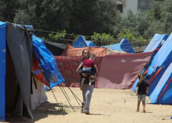 PENDUDUK Palestin yang kehilangan tempat tinggal melarikan diri dari rumah mereka akibat serangan Israel dan berlindung di kem khemah di Rafah di selatan Gaza, semalam. -REUTERS
