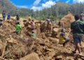 GAMBAR  menunjukkan penduduk tempatan menggali di tapak tanah runtuh di kampung Yambali di wilayah Maip Mulitaka, di Wilayah Enga, Papua New Guinea. -AFP
