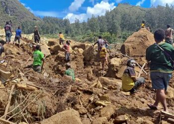 GAMBAR  menunjukkan penduduk tempatan menggali di tapak tanah runtuh di kampung Yambali di wilayah Maip Mulitaka, di Wilayah Enga, Papua New Guinea. -AFP