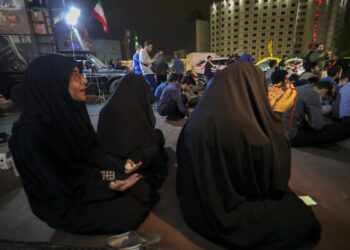 RAKYAT Iran mendoakan Presiden, Ebrahim Raisi dan Menteri Luar Negeri Hossein Amir-Abdollahian di Dataran Valiasr di tengah Tehran, semalam. -AFP