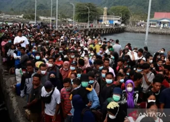 RATUSAN penduduk beratur untuk pemindahan di Pulau Tagulandang berikutan letusan Gunung Ruang di daerah Sitaro, Sulawesi Utara, pada 1 Mei lalu. -ANTARA