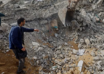 PENDUDUK Palestin mencari mangsa di bawah runtuhan rumah yang musnah dalam serangan Israel, di tengah-tengah konflik berterusan antara Israel dan Hamas, di Rafah, di selataN Gaza, semalam. -REUTERS