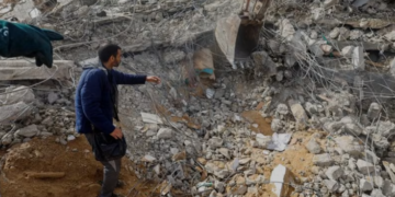 PENDUDUK Palestin mencari mangsa di bawah runtuhan rumah yang musnah dalam serangan Israel, di tengah-tengah konflik berterusan antara Israel dan Hamas, di Rafah, di selataN Gaza, semalam. -REUTERS